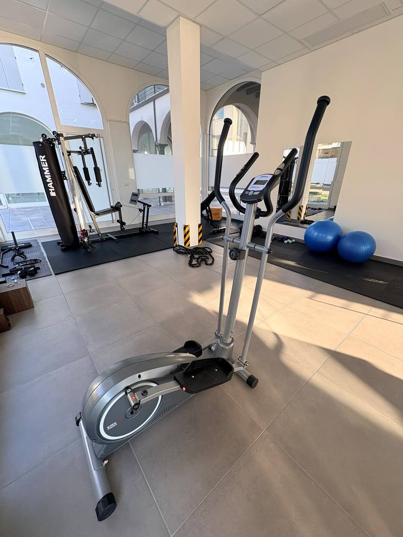La sala di Re-Shape Zone: attrezzi cardio, pesi e ampie vetrate ad arco